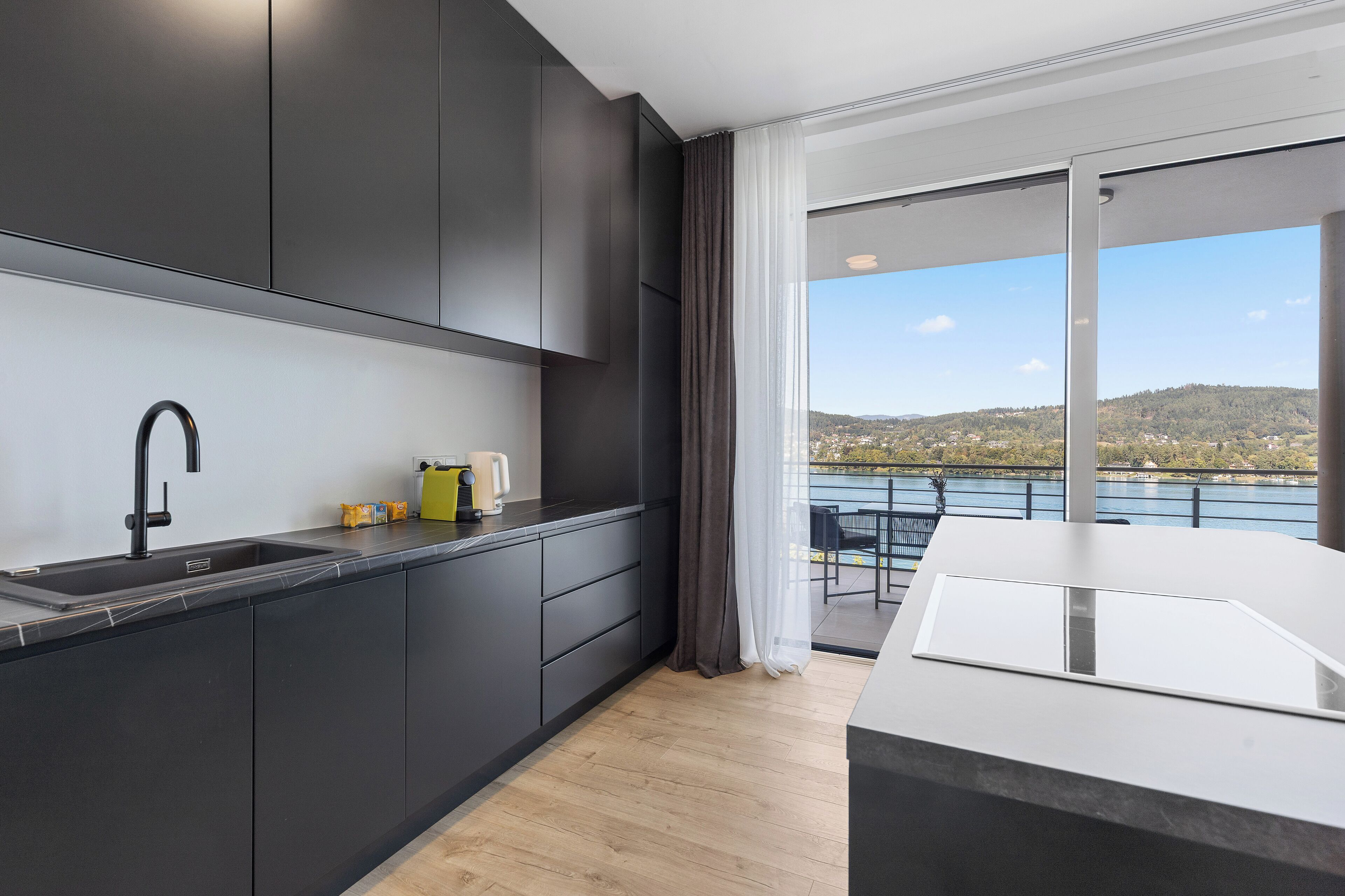 Apartamento superluxo, vista para o lago | Cozinha privada | Geladeira, fogão, cooktop, lava-louças