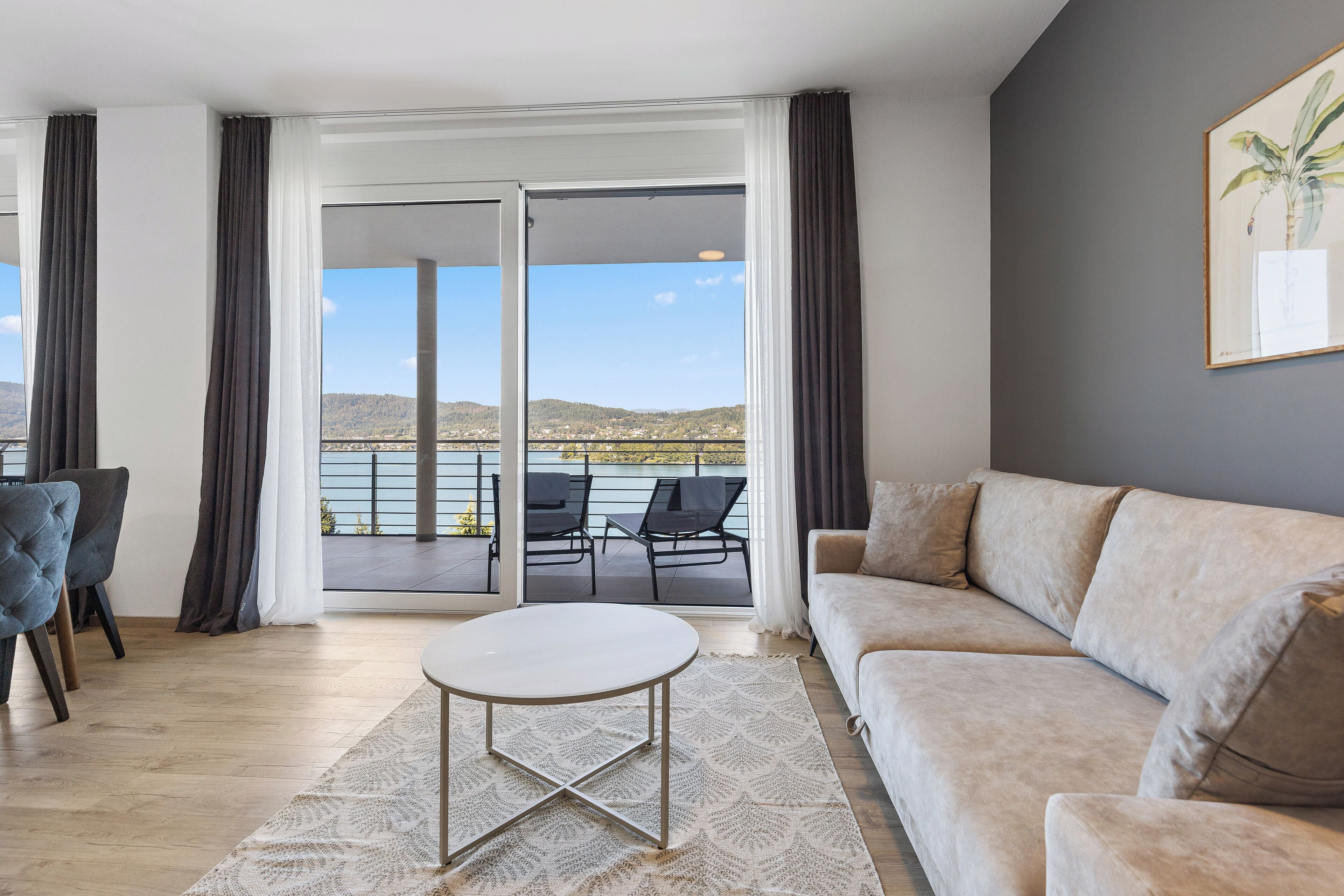 Apartamento superluxo, vista para o lago | Área de estar