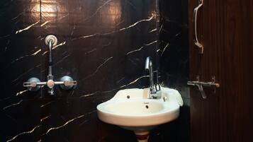 Chuveiro, chuveiro com efeito de chuva, produtos de toalete de grife