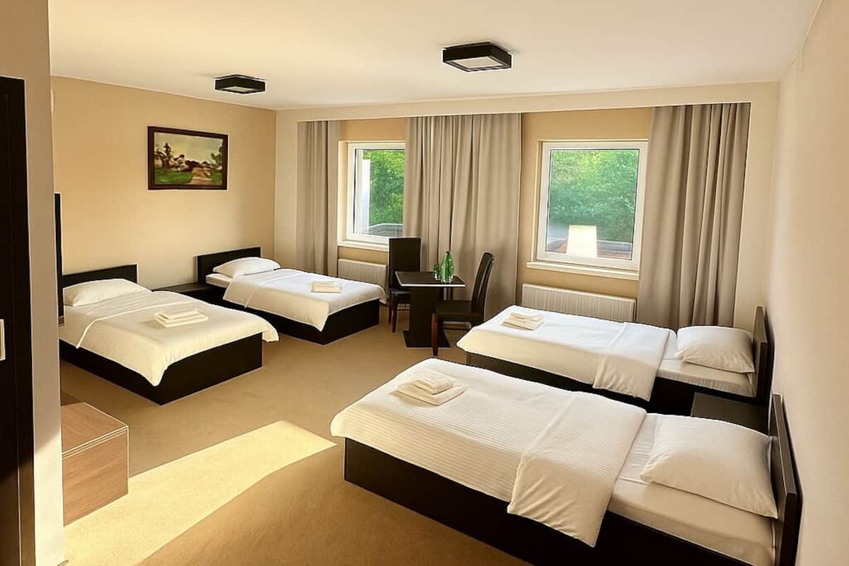 Quadruple Room | Desk, laptop workspace, free WiFi
