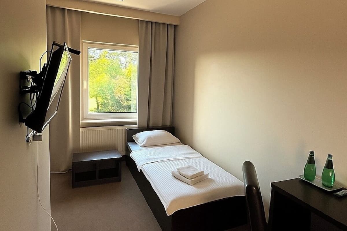 Single Room | Desk, laptop workspace, free WiFi
