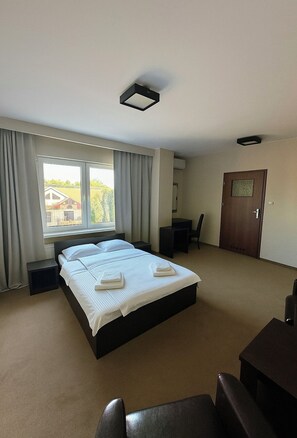 واي فاي مجانًا وملاءات أسرّة