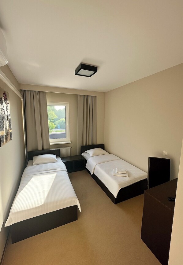 Twin Room | Desk, laptop workspace, free WiFi