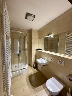 Single Room | Bathroom | Free toiletries, hair dryer, towels, soap