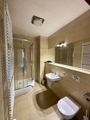 Single Room | Bathroom | Free toiletries, hair dryer, towels, soap