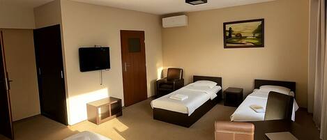 Habitación cuádruple | Wifi gratis y ropa de cama