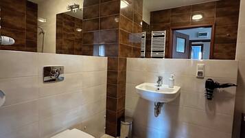 Double Room | Bathroom | Free toiletries, hair dryer, towels, soap