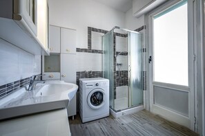 Shower, hair dryer, bidet, soap - YiD penthouse Torregalli (Scandicci)