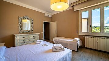 Iron/ironing board, travel cot, free WiFi