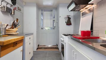 Wasserkocher mit Kaffee-/Teezubehör, Kühlschrank, Mikrowelle, Ofen