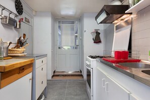 Een koffiezetapparaat/waterkoker, een koelkast, een magnetron, een oven