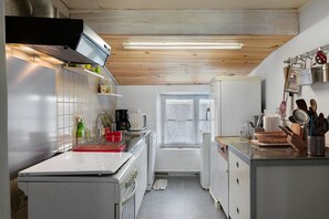 Coffee/tea maker, fridge, microwave, oven - Holiday Home 'Casa De Hilhou, Vallée Du Biros' - In the Heart of the Village in the Mountains (Sentein)