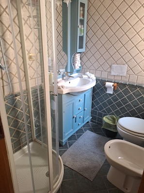 Shower, hair dryer, bidet, towels - Ad Trivium - Entire Apartment in Trevi Fountain (Roma)