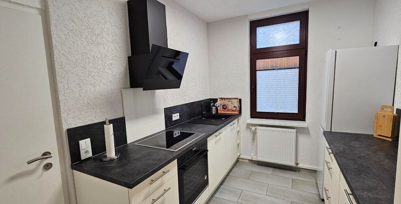 Kühlschrank, Ofen, Geschirrspüler, Wasserkocher mit Kaffee-/Teezubehör