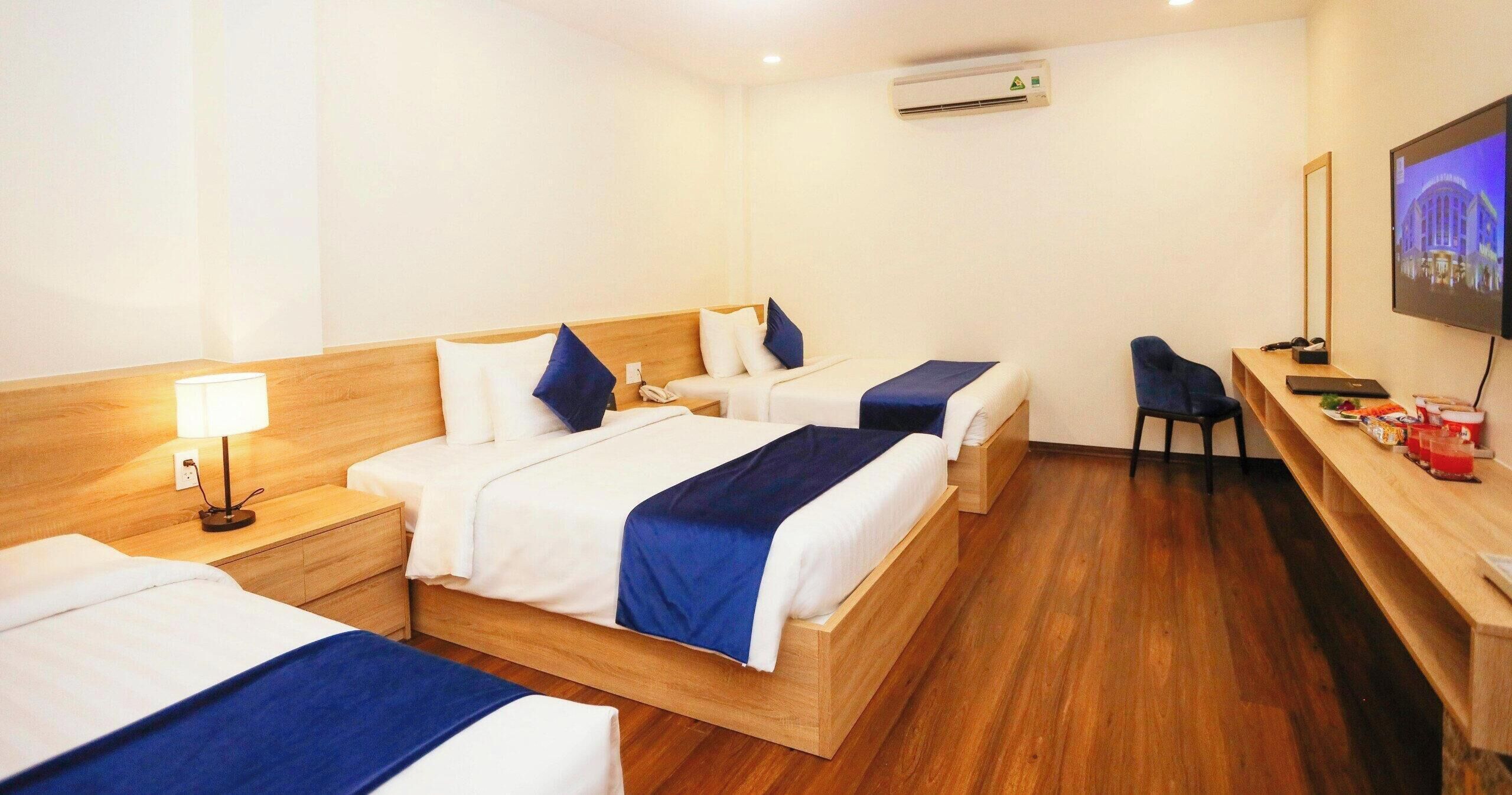 Habitación triple Deluxe | Caja fuerte, escritorio, cortinas opacas y wifi gratis