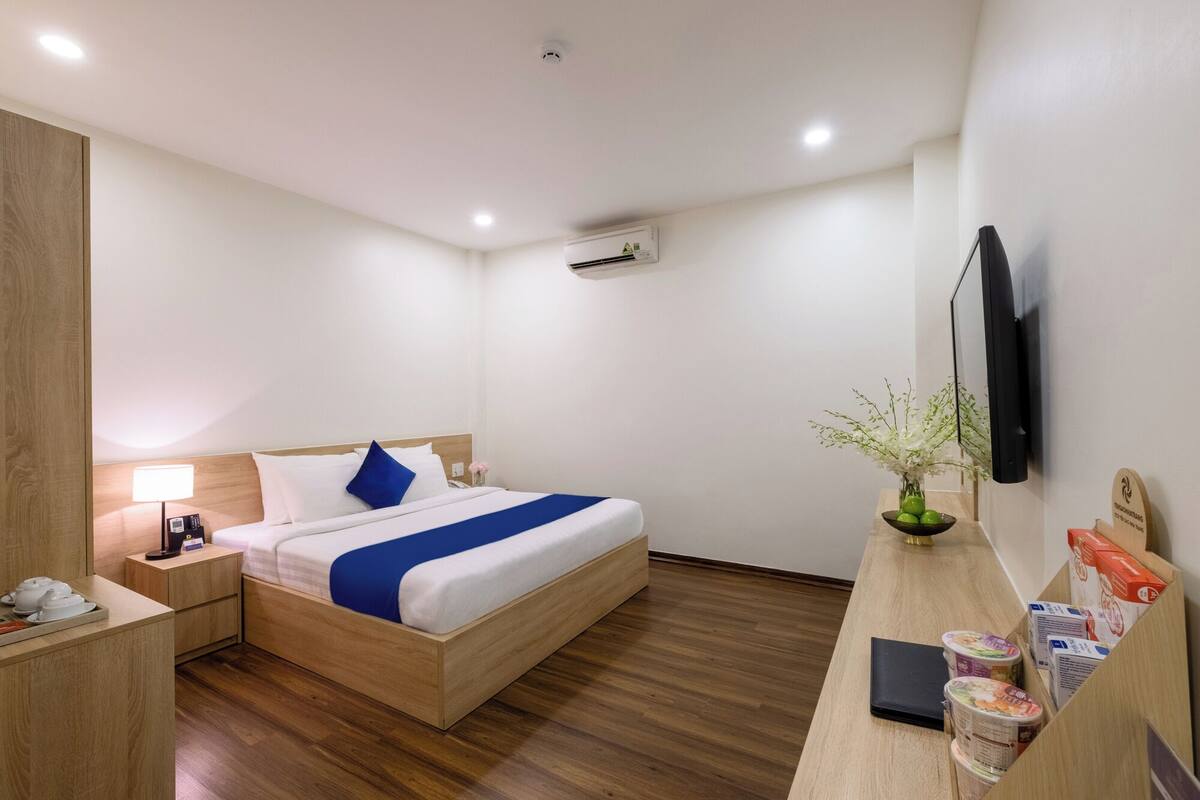 Deluxe Double Room | In-room safe, desk, blackout drapes, WiFi (free)