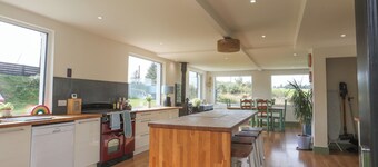 Charming 4-bedroom house in Kilmuckridge, walking distance to a beautiful beach