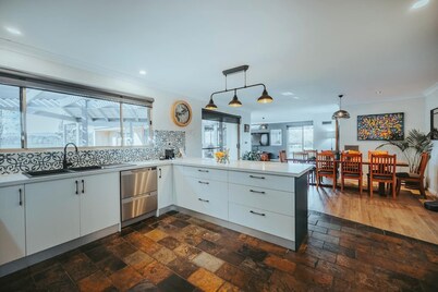 Alderwood Homestead, the stylish country escape! Sleeps 14 with 3 living areas, wet bar, fireplace, ducted heat/AC, BBQ deck, pet-friendly yard & private dam. Perfect for families & groups, 8 mins to cafes, wineries & shops in Southern Highlands.