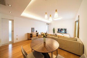 高级公寓, 3 间卧室, 阳台, 城市景观 | 客厅 | 55-英寸智能电视（配备有线频道）