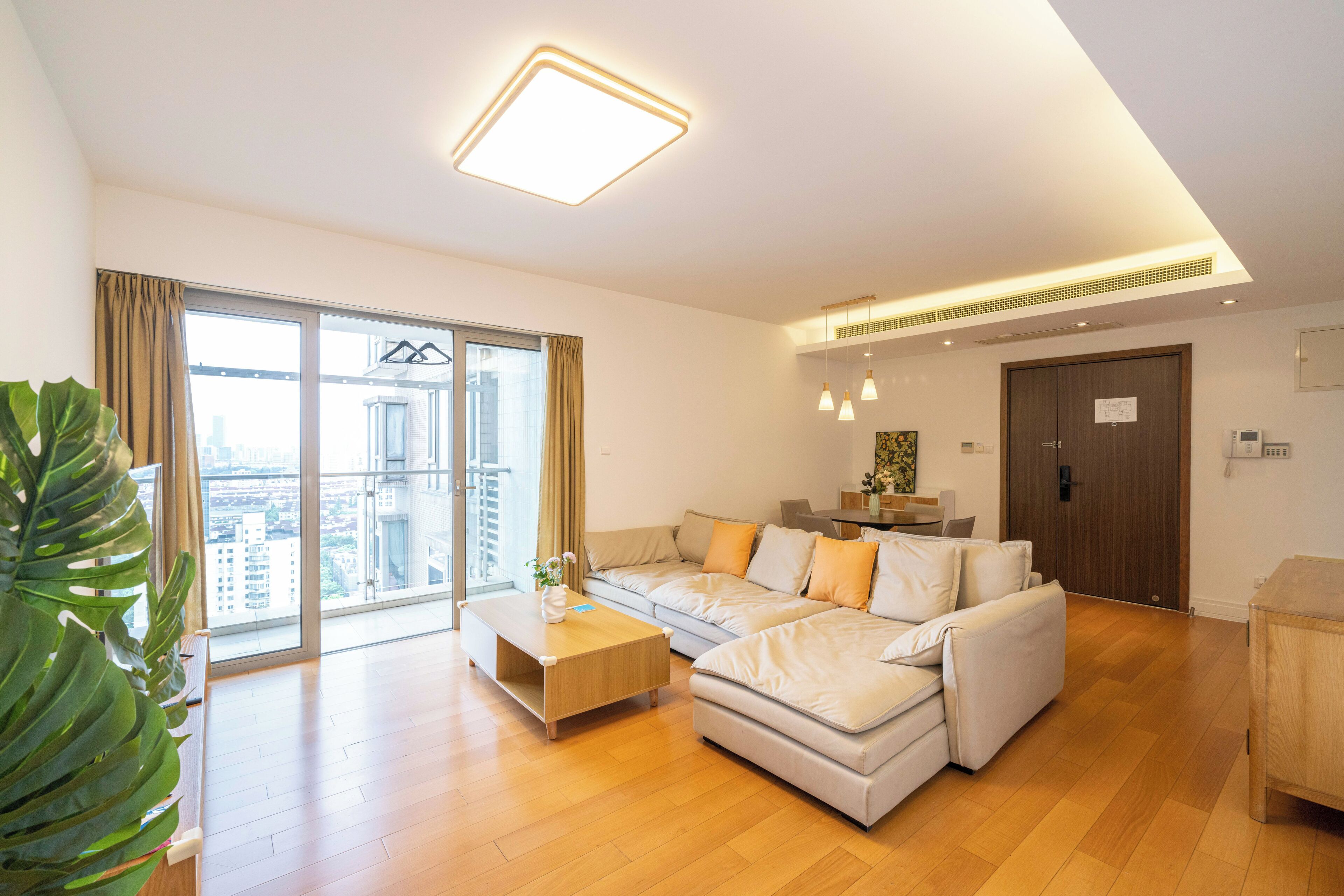 高级公寓, 3 间卧室, 阳台, 城市景观 | 客厅 | 55-英寸智能电视（配备有线频道）