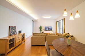 Departamento superior, 3 habitaciones, balcón, vista a la ciudad | Sala de estar | Smart TV de 55 pulgadas con canales por cable 
