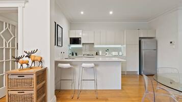 Frigorifero, microonde, forno, piano cottura