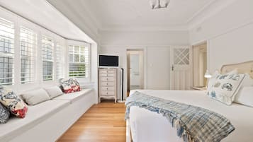 3 habitaciones, tabla de planchar con plancha y cuna de viaje