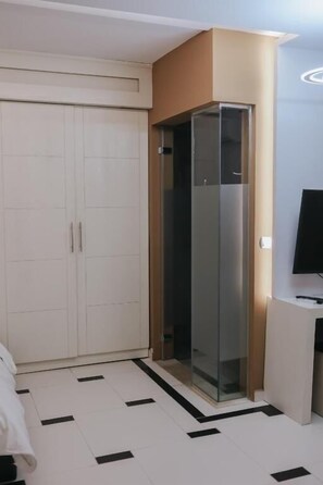 Standard-Dreibettzimmer | Badezimmer