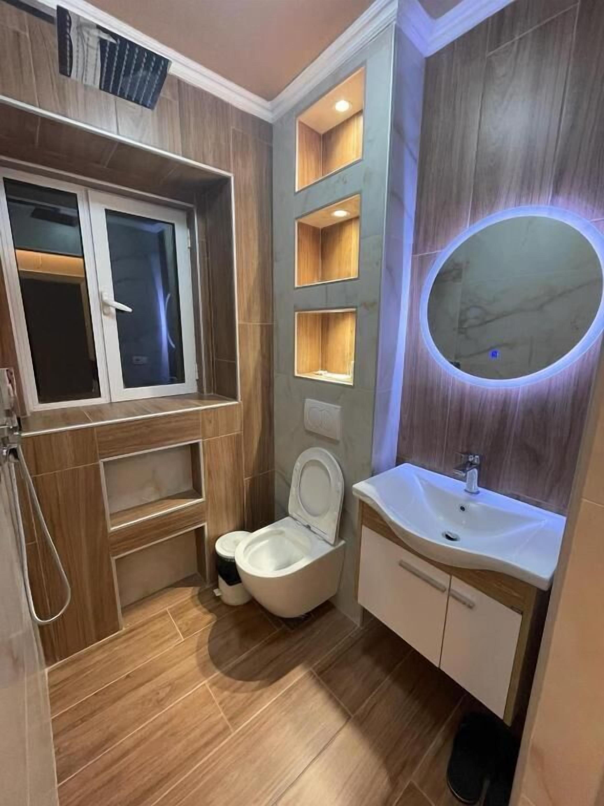 Deluxe Double Room | Bathroom | Slippers