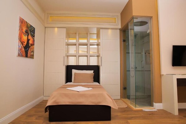 Deluxe Triple Room | In-room safe, soundproofing, iron/ironing board, free WiFi