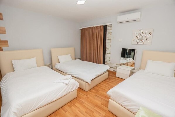 In-room safe, soundproofing, iron/ironing board, free WiFi