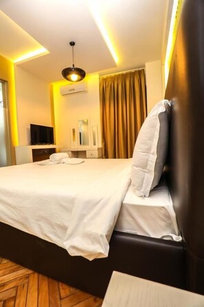 Kolmen hengen deluxe-huone | Tallelokero huoneessa, äänieristys, silitysrauta/-lauta, ilmainen Wi-Fi