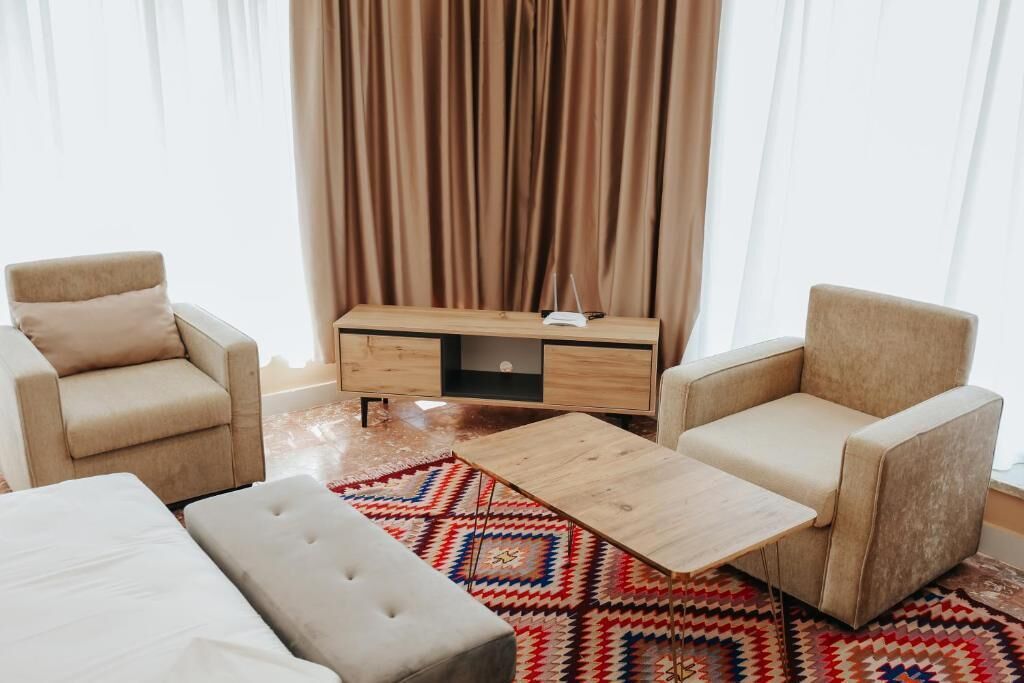 Juniorsvit | Värdeförvaringsskåp på rummet, ljudisolering och strykjärn/strykbräda