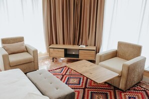 Junior Suite | In-room safe, soundproofing, iron/ironing board, free WiFi