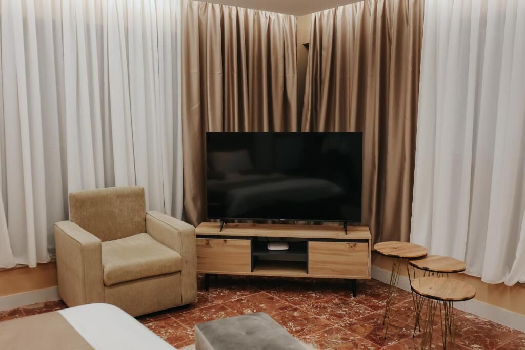 Juniorsvit | Värdeförvaringsskåp på rummet, ljudisolering och strykjärn/strykbräda