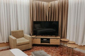 Junior Suite | In-room safe, soundproofing, iron/ironing board, free WiFi