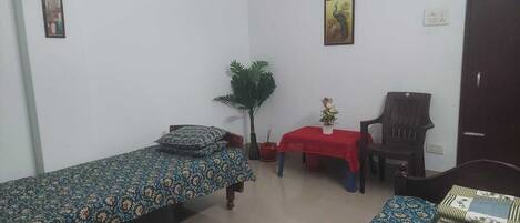 4 habitaciones, tabla de planchar con plancha, wifi y ropa de cama