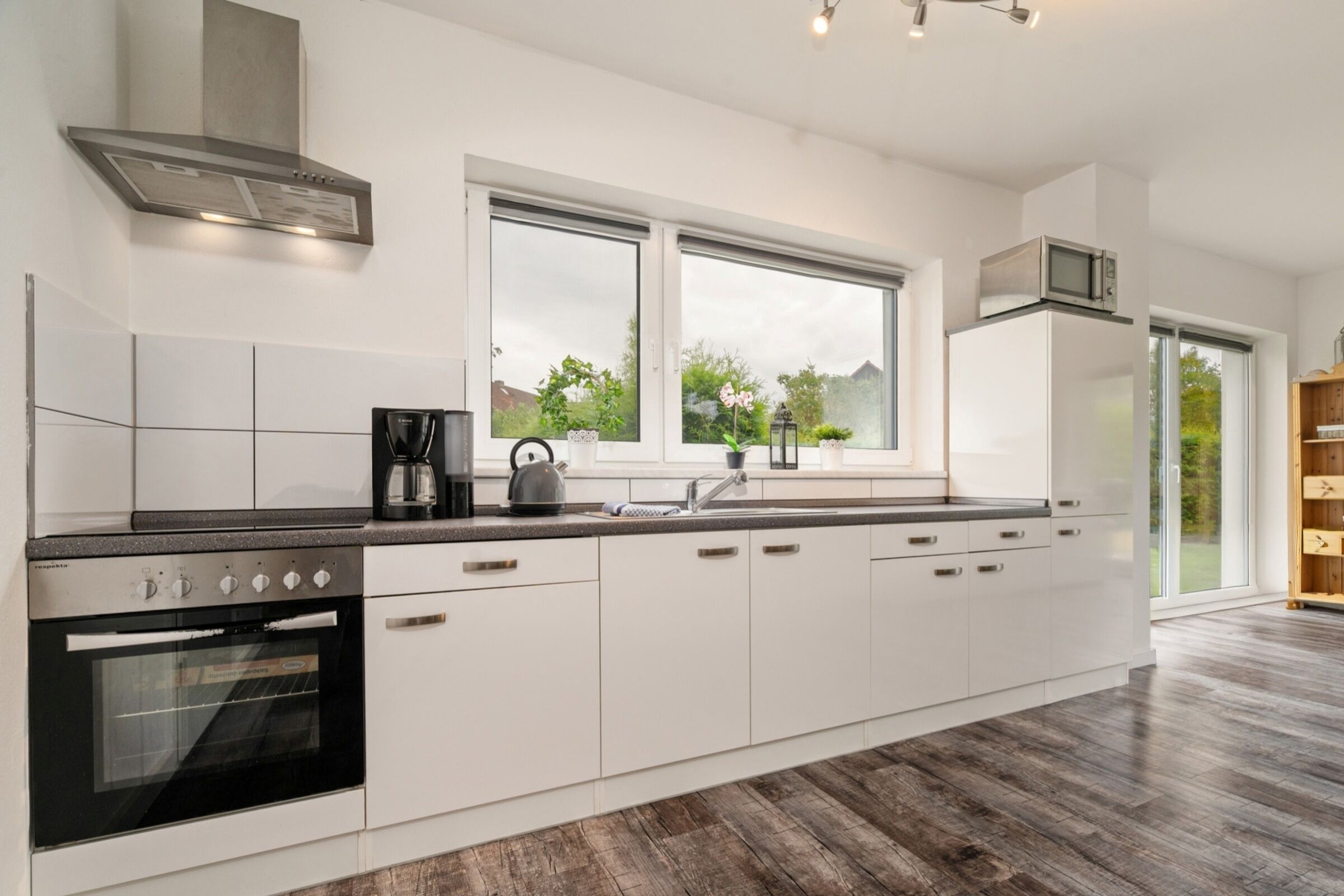 Mikrowelle, Ofen, Herdplatte, Wasserkocher mit Kaffee-/Teezubehör