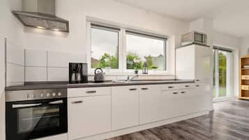 Mikrowelle, Ofen, Herdplatte, Wasserkocher mit Kaffee-/Teezubehör