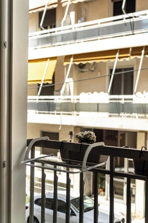 Coffee/tea maker, electric kettle, high chair, dining tables - Cozy 2BR Family-Friendly Pangrati (Athens)