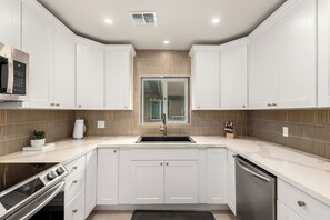 冷蔵庫、電子レンジ、オーブン、コンロ