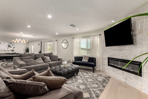 Elegant 4BD/2BA Home in Prime Glendale Location!