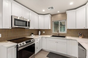 Refrigerador, microondas, horno, placa de cocina