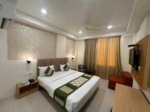 Deluxe Double or Twin Room, City View | Living area