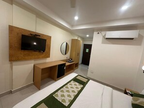 Deluxe Double or Twin Room, City View | Living area