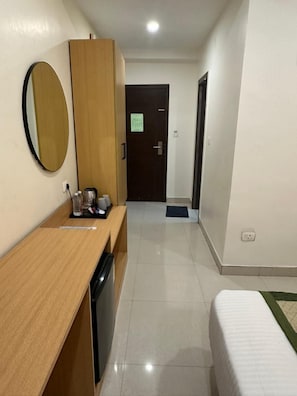 Deluxe Double or Twin Room, City View | Living area