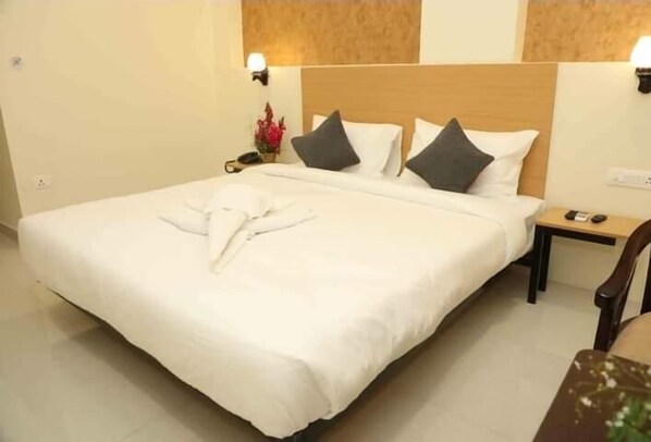 Deluxe Double or Twin Room, City View | Living area