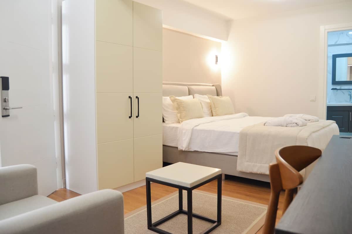 Deluxe Room, Courtyard View | In-room safe, blackout drapes, iron/ironing board, free WiFi