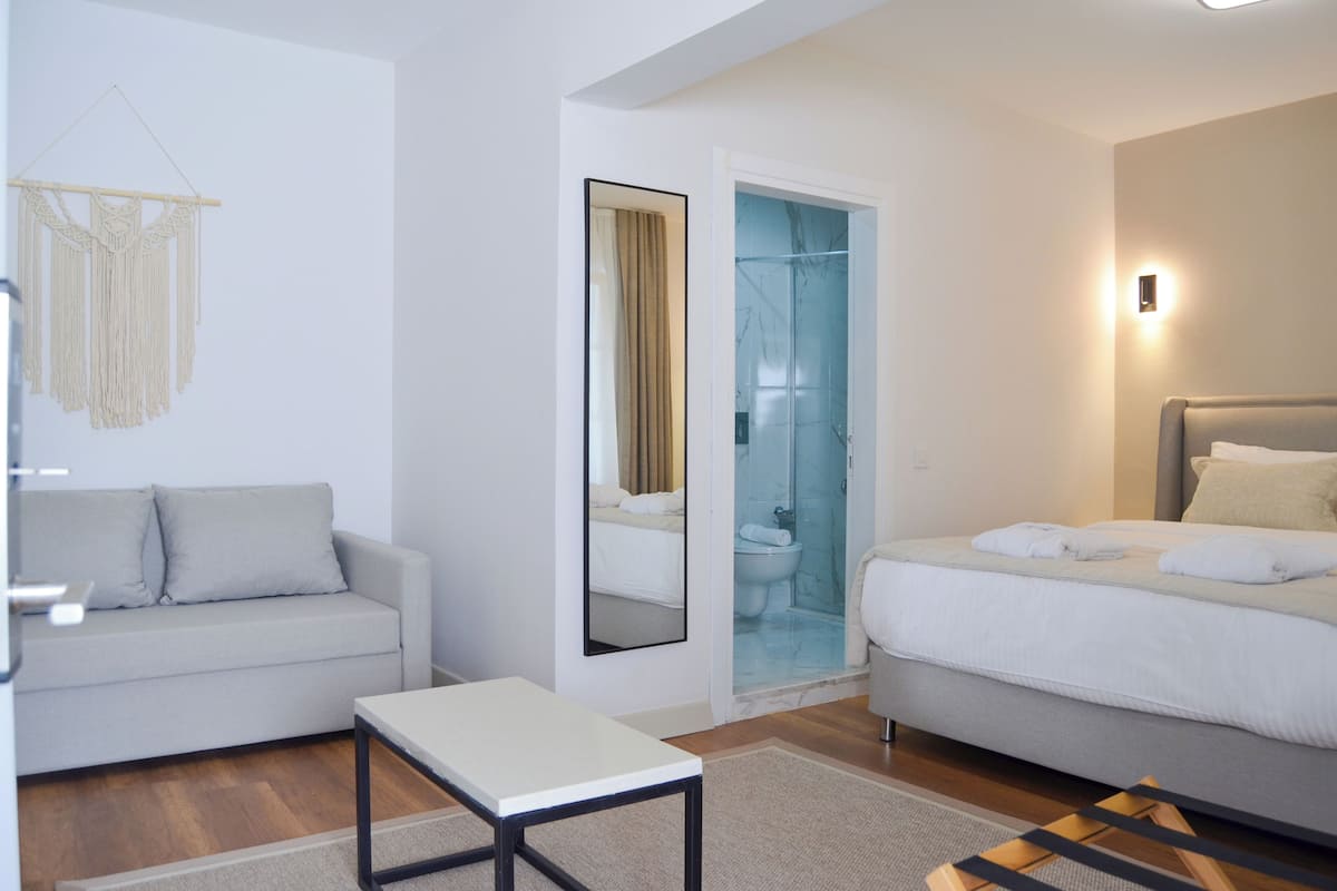 Deluxe Triple Room, Courtyard View | In-room safe, blackout drapes, iron/ironing board, free WiFi