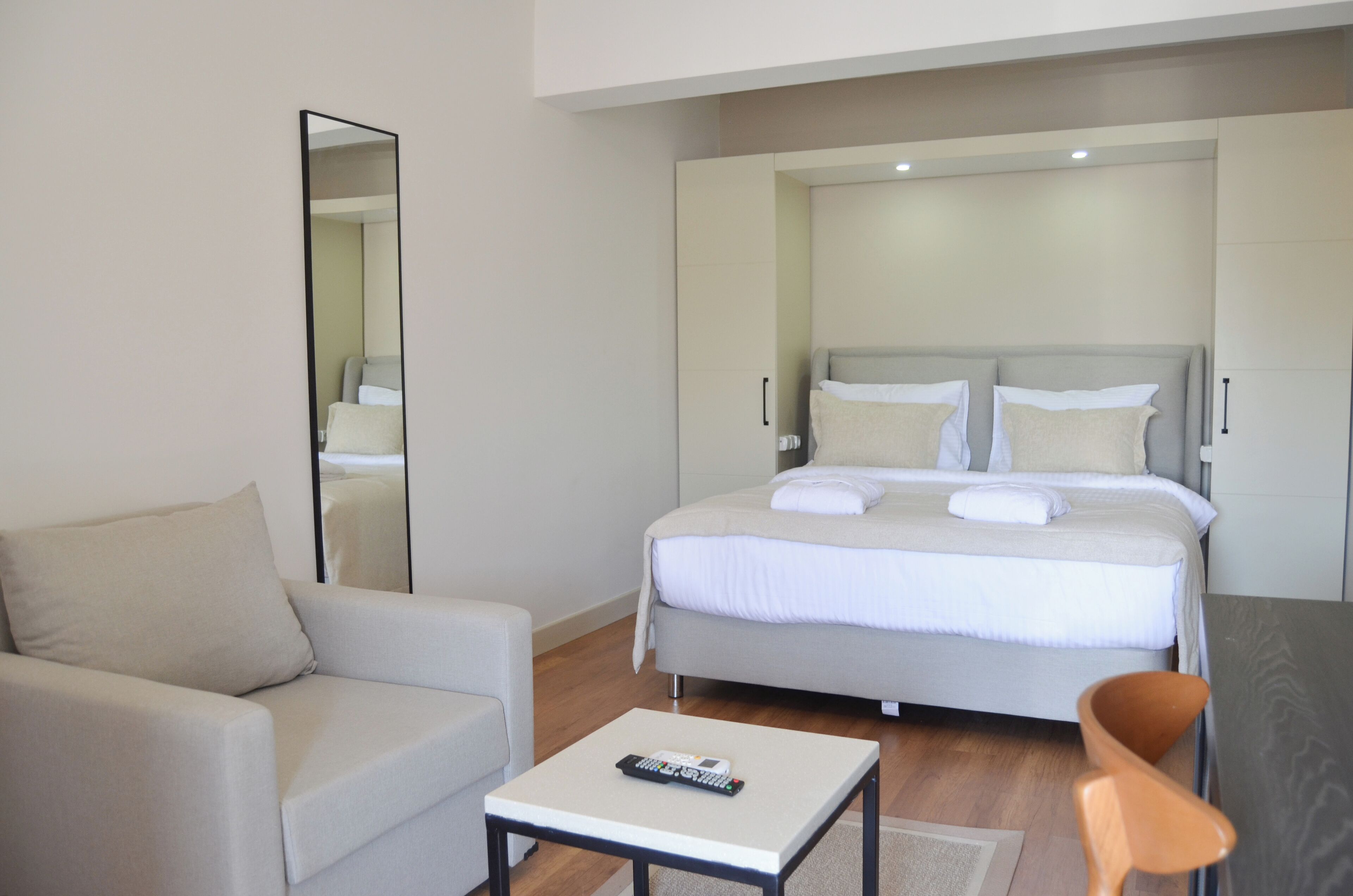 Deluxe-Zimmer, Blick auf den Innenhof | Zimmersafe, Verdunkelungsvorhänge, Bügeleisen/Bügelbrett